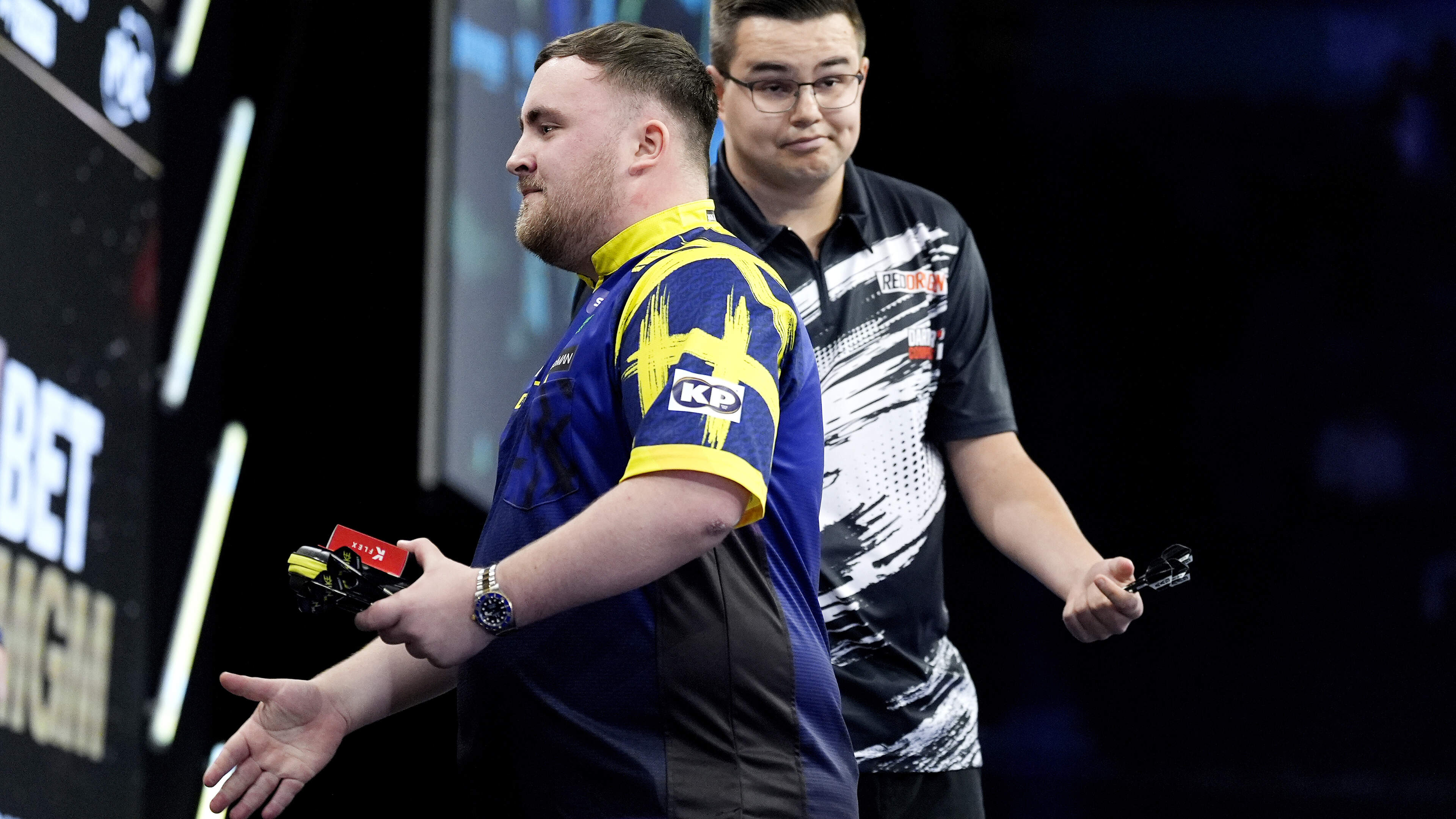 LIVE Premier League Darts: Luke Littler wint in vijandig Rotterdam, treft hij straks Gian van Veen?